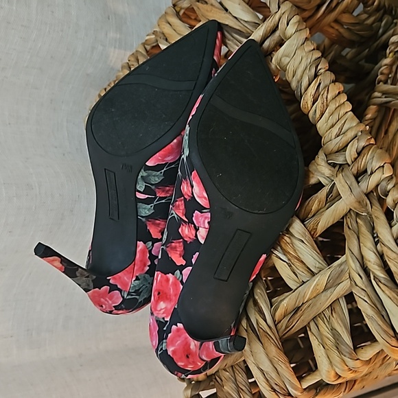 Size 7.5 Christian Siriano pink floral heels - Picture 2 of 5